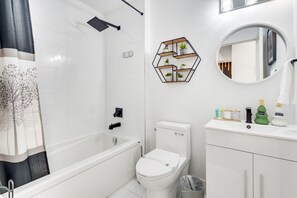 Secadora de cabello, toallas, papel de baño 