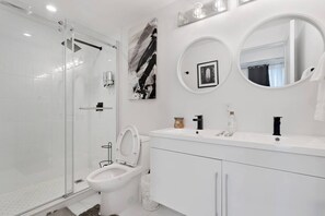 Secadora de cabello, toallas, papel de baño 