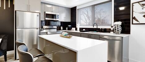 Réfrigérateur, micro-ondes, four, plaque de cuisson