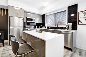 Een koelkast, een microgolfoven, een oven, een kookplaat