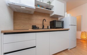 Refrigerador, microondas, parrilla de estufa y cafetera y tetera 