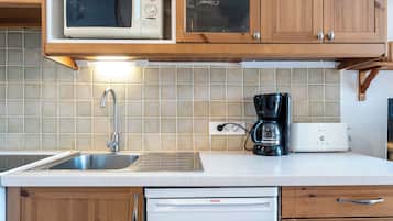 Réfrigérateur, micro-ondes, four, plaque de cuisson