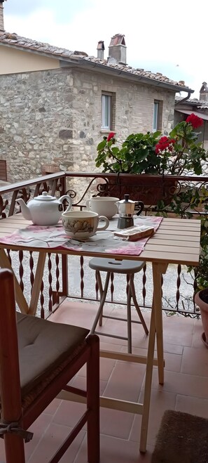 Outdoor dining - Apartment 'La Casina Nel Borgo' with Mountain View, Private Terrace and Wi-Fi (Cetona)