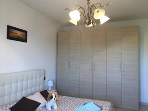 2 bedrooms, iron/ironing board, free WiFi, bed sheets - Apartment 'La Casina Nel Borgo' with Mountain View, Private Terrace and Wi-Fi (Cetona)