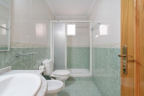 A bathroom with a toilet, sink, and shower. - Apartment 'Apartamento Salamanca 4' with Shared Pool, Wi-Fi and Air Conditioning (Santa Pola)