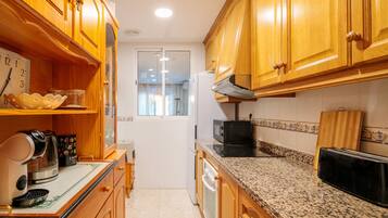 Køleskab, mikrobølgeovn, ovn, kogeplade