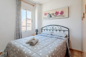 3 chambres, fer et planche à repasser, Wi-Fi gratuit, draps fournis