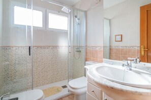 Douche, séchoir à cheveux, serviettes fournies