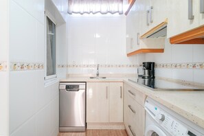 Kylskåp, mikrovågsugn, spishäll och diskmaskin