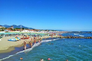 Beach - Two-room apartment of 35 square meters. consisting of a living room/dining area with equipped kitchenette and single sofa bed, double bedroom, bathroom with shower and private balcony complete with table and chairs.Equipped with:- Air conditioning/heatin (Luni Mare)