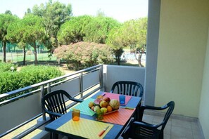 Outdoor dining - Two-room apartment of 45 sqm, consisting of a large living room/dining area with equipped kitchenette and sofa bed with 2 single pull-out beds, a double bedroom, bathroom with shower, private balcony complete with table and chairs.Equipped with:- Air con (Luni Mare)