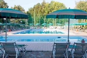 A heated pool - Two-room apartment of 45 sqm, consisting of a large living room/dining area with equipped kitchenette and sofa bed with 2 single pull-out beds, a double bedroom, bathroom with shower, private balcony complete with table and chairs.Equipped with:- Air con (Luni Mare)