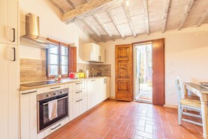 Fridge, oven, stovetop, dishwasher - Apartment 'Casamoira' with Private Terrace, Wi-Fi and Air Conditioning (Trequanda)