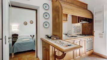 Frigorifero, forno, piano cottura, bollitore elettrico