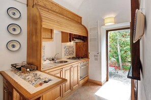 Fridge, oven, stovetop, electric kettle