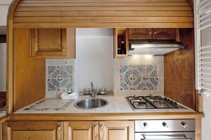 Kylskåp, ugn, spishäll och vattenkokare