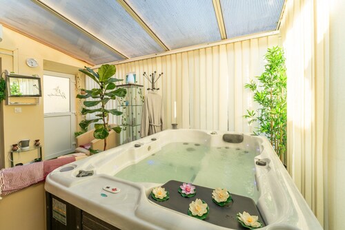 Maison de vacances 'Le Chalet Houda Et Spa En Option' avec piscine privée, Wi-Fi et climatisation