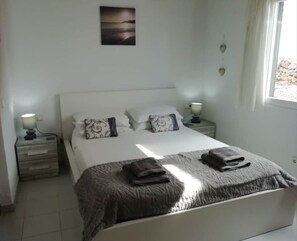 3 bedrooms, free WiFi, bed sheets - Villa 'Las Amapolas' with Private Pool, Wi-Fi and Air Conditioning (Cala en Porter)