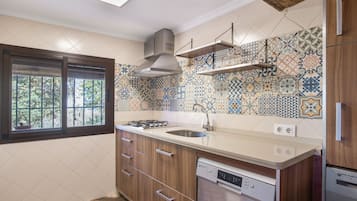 Fridge, microwave, stovetop, dishwasher