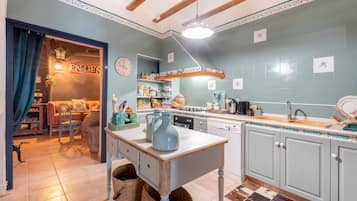 Een koelkast, een microgolfoven, een oven, een kookplaat