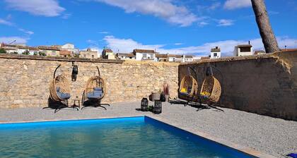 Room '3B' with Shared Pool, Private Garden and Wi-Fi