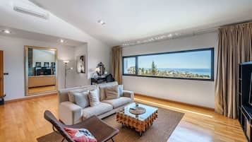 Televisio, pöytätennispöytä, stereot