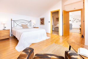5 bedrooms, iron/ironing board, free WiFi, bed sheets