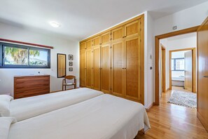 5 bedrooms, iron/ironing board, free WiFi, bed sheets