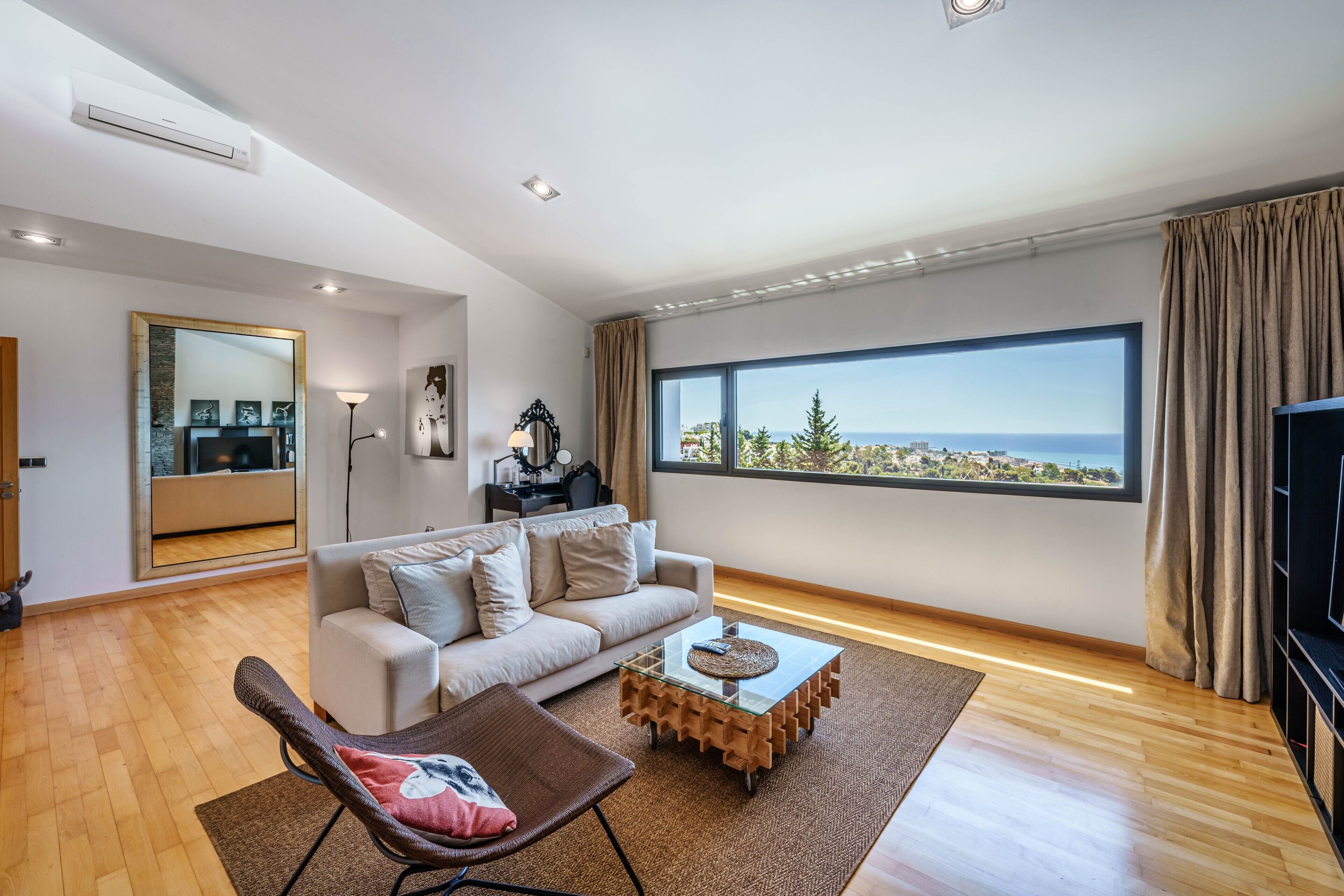 Fernseher, Tischtennisplatte, Stereoanlage