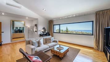 Fernseher, Tischtennisplatte, Stereoanlage