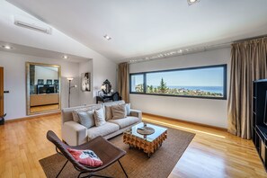 TV, ping pong, stereo