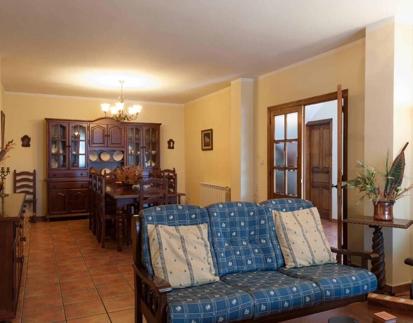 Télévision, cheminée, lecteur de DVD