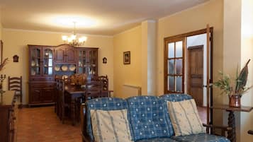 Una televisión, una chimenea, un reproductor de DVD