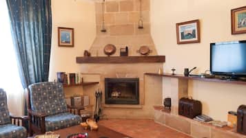 Una televisión, una chimenea, un reproductor de DVD
