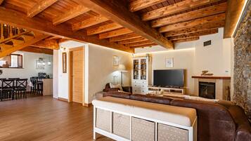 Televisión y chimenea