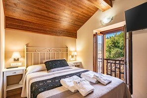 5 bedrooms, iron/ironing board, free WiFi, bed sheets