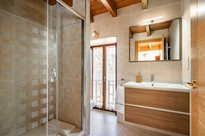 Dusche, Haartrockner, Handtücher