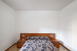 3 bedrooms, iron/ironing board, free WiFi, bed sheets - Apartment 'Menvil' with Mountain Views, Private Terrace and Wi-Fi (Cercs)