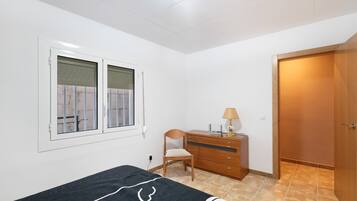 3 bedrooms, iron/ironing board, free WiFi, bed sheets