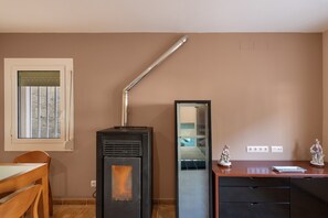 Interior - Apartment 'Menvil' with Mountain Views, Private Terrace and Wi-Fi (Cercs)