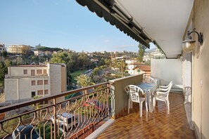 Outdoor dining - Apartment 'Carla' with Sea View and Balcony (Sanremo)