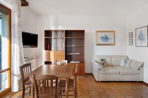 TV - Apartment 'Carla' with Sea View and Balcony (Sanremo)