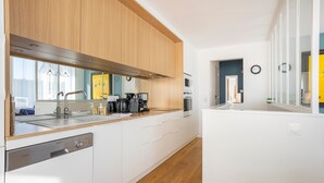 Eine moderne Küche mit Holzausstattung, Edelstahlgeräten und einem Geschirrspüler.