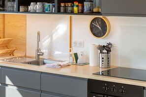 Geladeira, micro-ondas, fogão, cooktop