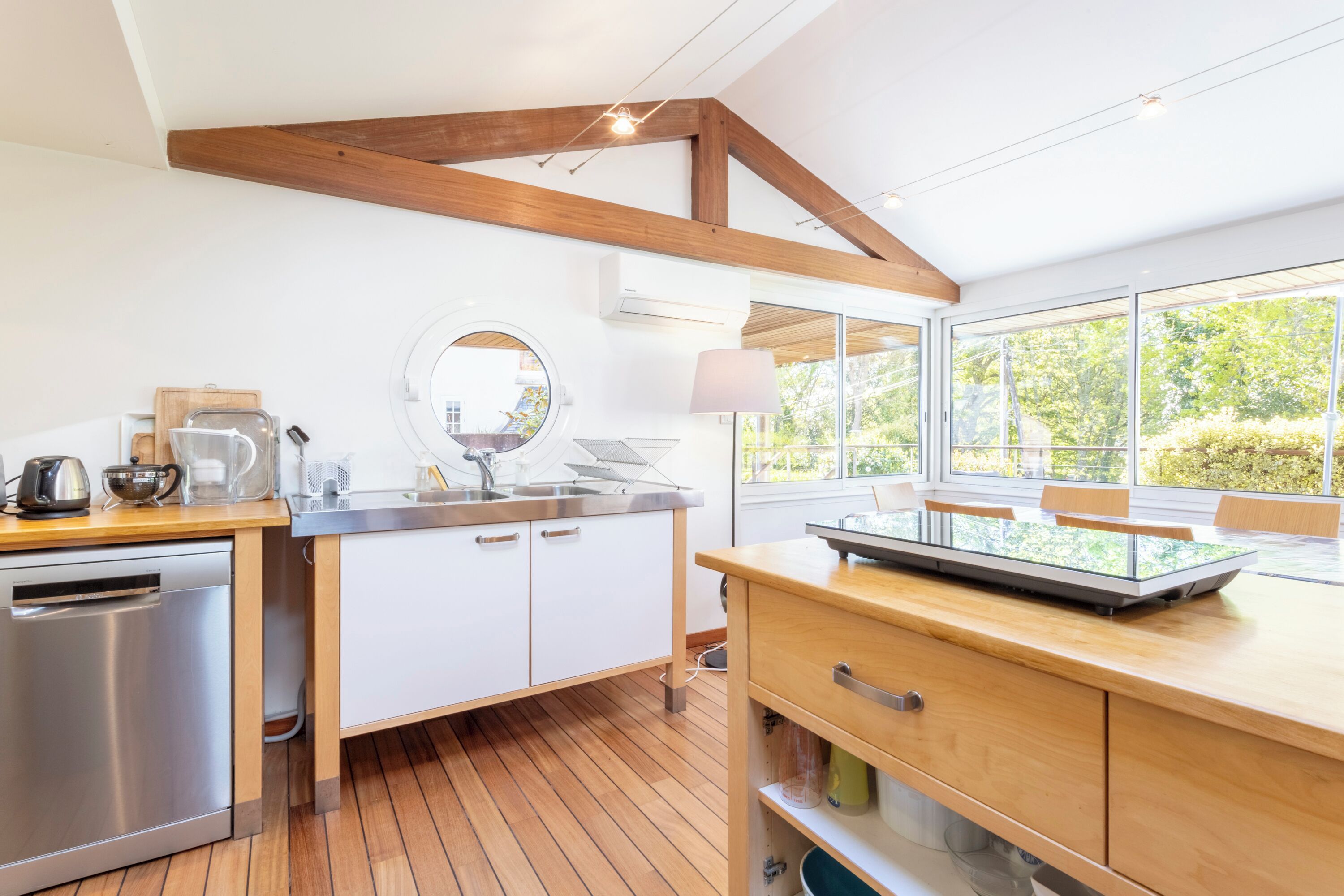 Frigorífico, microondas, horno y placa de cocina