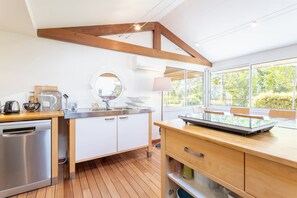 Fridge, microwave, oven, stovetop - Holiday Home 'Maison De Kerobistin - Beach 150m Away' with Sea View, Wi-Fi and Air Conditioning (Combrit)