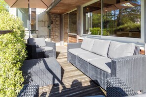 Terrace/patio - Holiday Home 'Maison De Kerobistin - Beach 150m Away' with Sea View, Wi-Fi and Air Conditioning (Combrit)