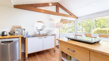 冰箱、微波炉、烤箱、炉灶