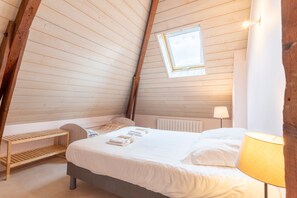 4 bedrooms, iron/ironing board, free WiFi, bed sheets