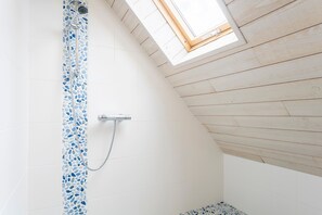 Suihku, hiustenkuivaaja, pyyhkeet
